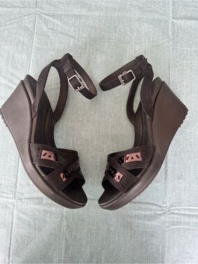 Crocs Leigh ll Black Cross Strap Cutout Ankle Wedge Womens Size 7